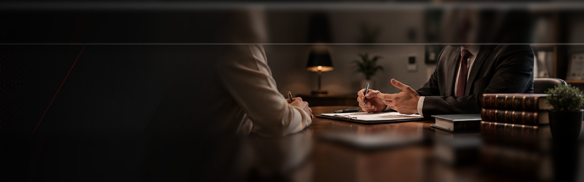 Atendimento jurídico personalizado em reunião com cliente